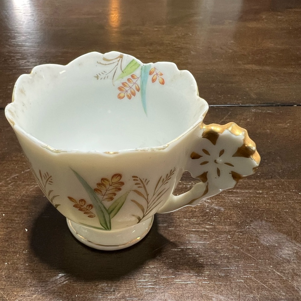 Tea Cup made in(Occupied Japan) very pretty design ! Has a minor blemish !